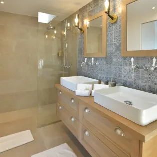 20.1 vogue guest house bathroom 2